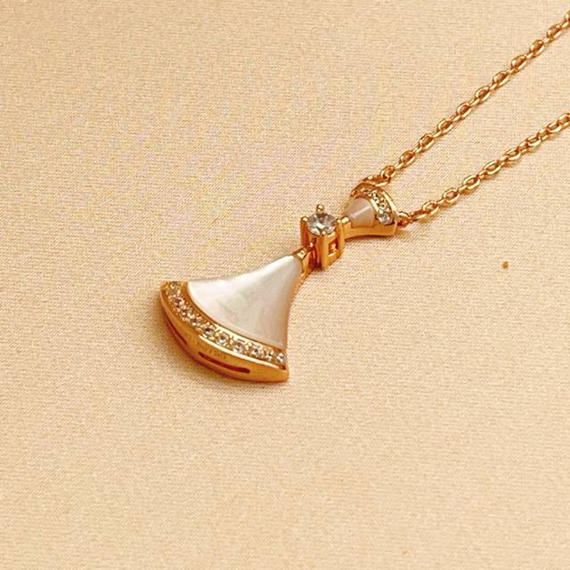 宝格丽Bvlgari最新款白色扇子白钻玫瑰金小号项链 一致Zp黄铜材质，非常的上镜设计很特别值得入手高级手工坊系列