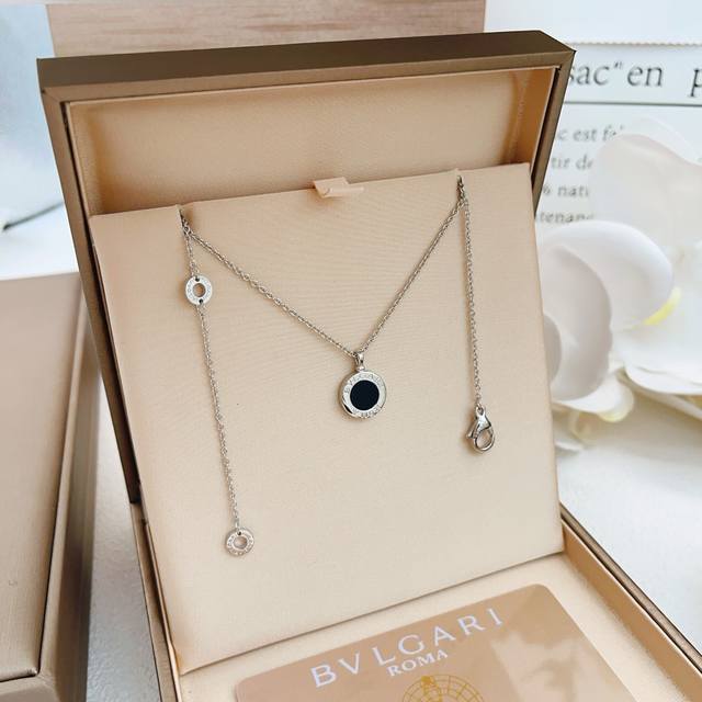 宝格丽Bvlgari最新款银色白钻黑底圆形项链 一致Zp黄铜材质，非常的上镜设计很特别值得入手高级手工坊系列