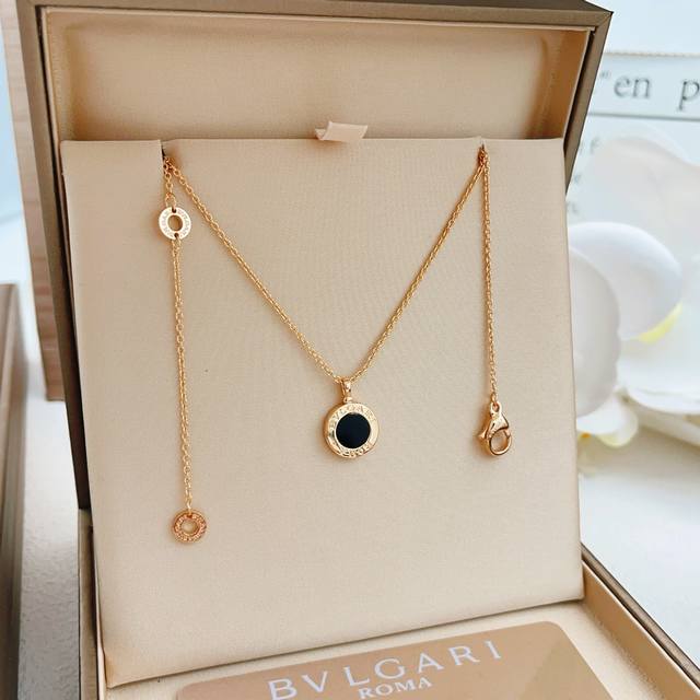 宝格丽Bvlgari最新款玫瑰金白钻黑底圆形项链 一致Zp黄铜材质，非常的上镜设计很特别值得入手高级手工坊系列