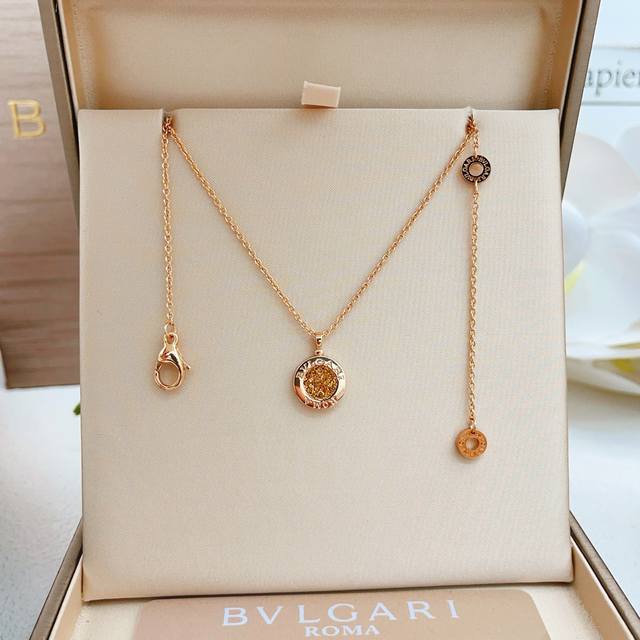 宝格丽Bvlgari最新款玫瑰金黄钻白底圆形项链 一致Zp黄铜材质，非常的上镜设计很特别值得入手高级手工坊系列
