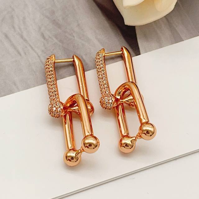 Tiffany*帝芙尼最新款玫瑰金U型耳钉 一致Zp黄铜材质，非常的上镜设计很特别值得入手高级手工坊系列