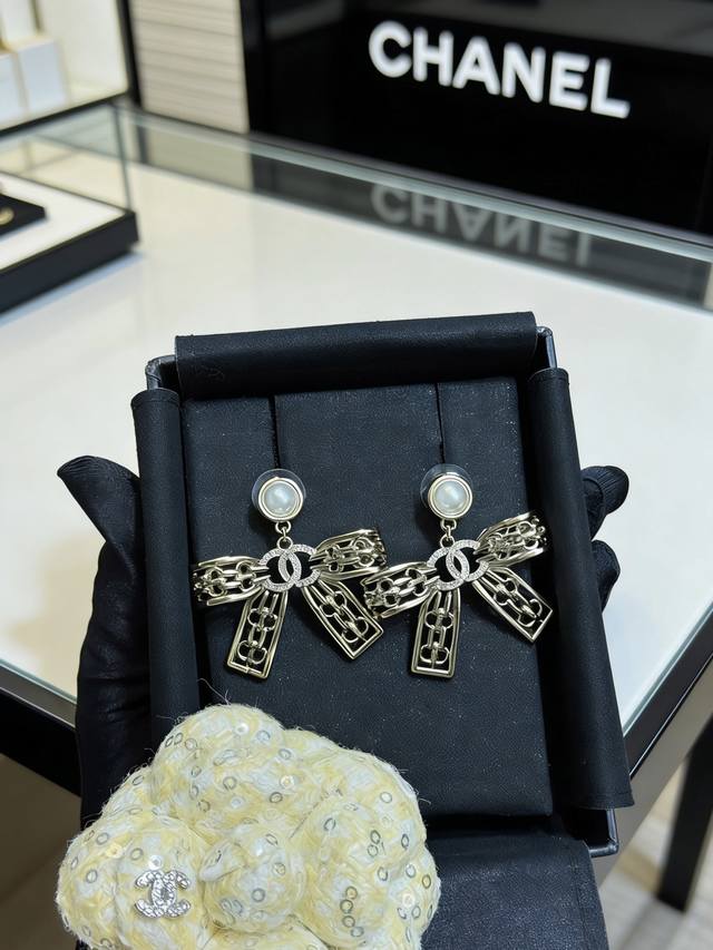 Chanel25蝴蝶结珍珠耳环 香奈儿26系列蝴蝶结珍珠耳环，浅金色金属+仿珍珠，精致复古风满满 高版本大号