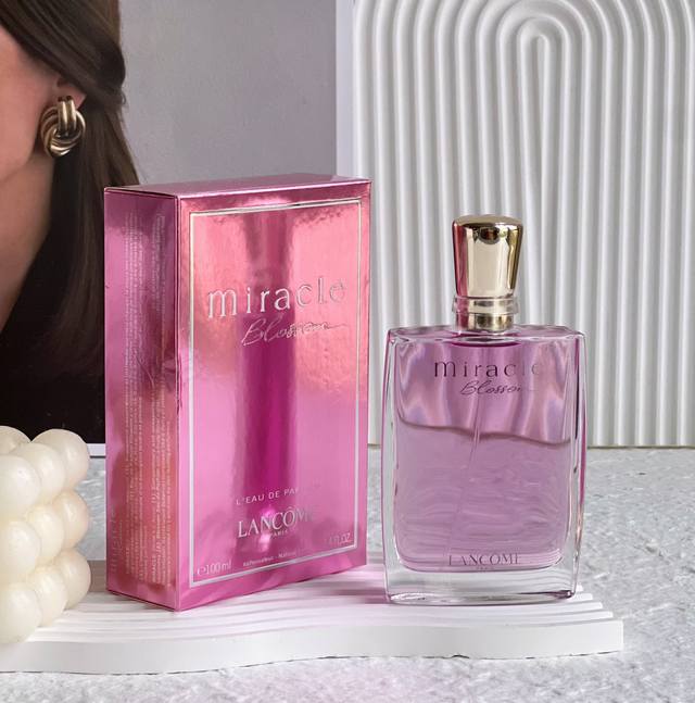 原单品质 兰蔻奇迹绽放香水 规格:100Ml 甜美花果香调 前调：荔枝 中调：玫瑰 后调：檀香木 暖暖的贴心的果香味，浓淡相间的味道，比清纯多了点性感，像走在花