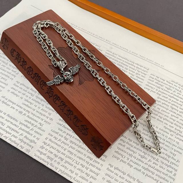 新款 专柜品质 Chrome Hearts克罗心 经典复古S字母项链 骷髅头吊坠 凹凸造型不同的花纹设计风格 呈现出与众不同 十字架 童军花是克罗心的志 所以更