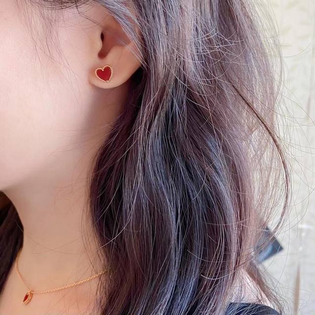V金镀咪金Vca梵克雅宝红心耳钉，小红心无需多介绍，经典款，小红心系列真的第一眼就爱上了，是非常的精致了，你们收到就会知道这款Mini到要用放大镜来打磨的波波球