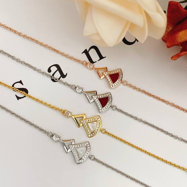 Bs007银色红贝 Bs008玫瑰金红贝 Bs009银色白贝 Bs010金色白贝 宝格丽Bvlgari最新款四色贝母扇子手链 一致Zp黄铜材质，非常的上镜设计很