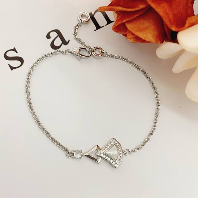 宝格丽Bvlgari最新款银色白贝扇子手链 一致Zp黄铜材质，非常的上镜设计很特别值得入手高级手工坊系列