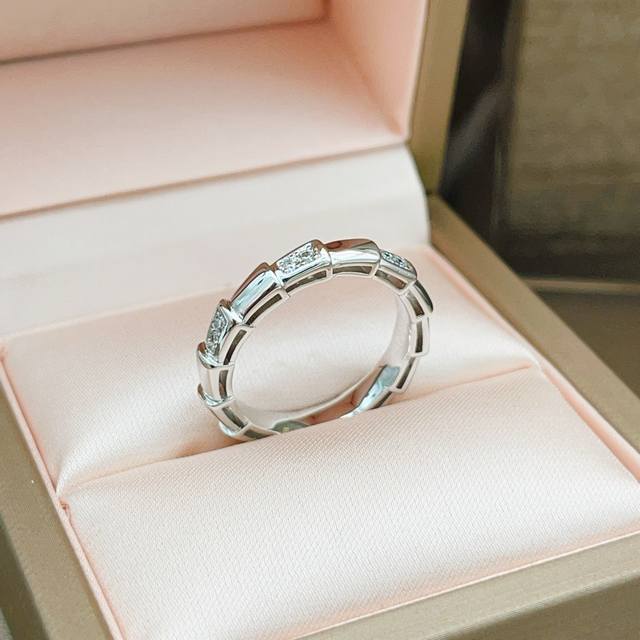 大小:6号、7号、8号 宝格丽Bvlgari最新款银色镶砧蛇骨戒指 一致Zp黄铜材质，非常的上镜设计很特别值得入手高级手工坊系列