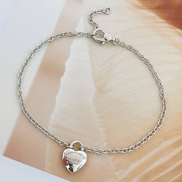 Tiffany*蒂芙尼光面爱心银色手链 一致Zp黄铜材质，非常的上镜设计很特别值得入手高级手工坊系列