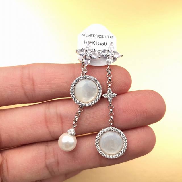 Apm Monaco林志玲同款不对称母贝珍珠耳环纯银晶钻耳钉 淡水珍珠贝壳珠。