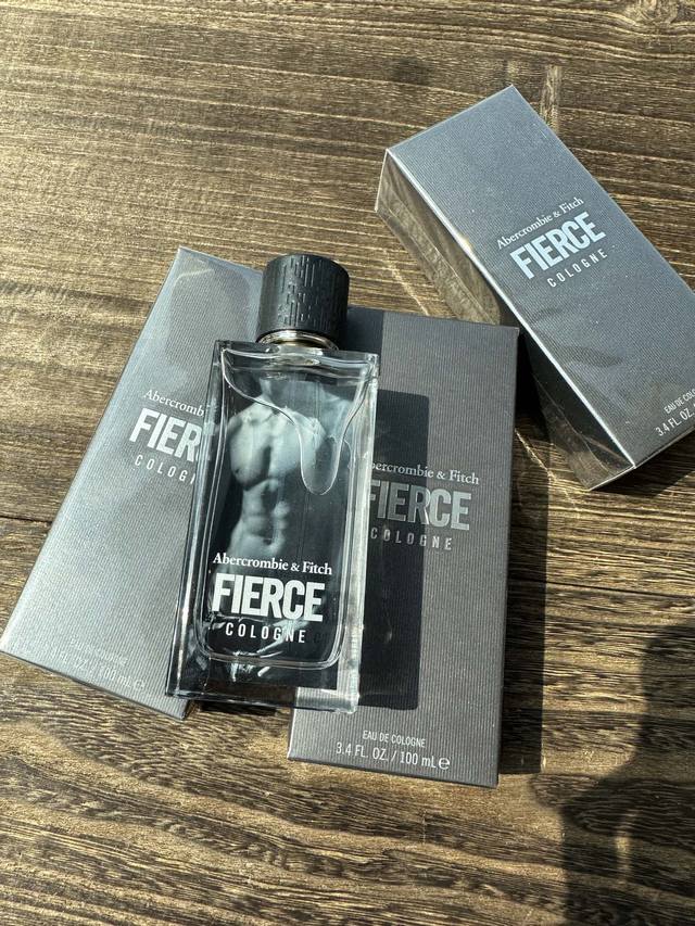 原单品质 前调:苦橙叶 小豆蔻柠檬橙子 冷杉海水 中调:茉莉 迷迭香玫瑰 铃兰 鼠尾草 后调:香根草 麝香 橡木苔 巴西红木 檀香木 完完全全裸男香，是一种综合