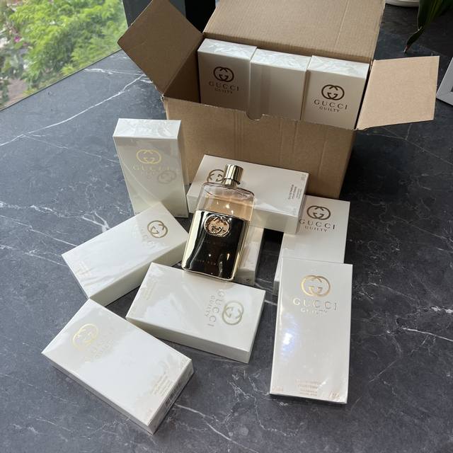 原单品质 Gucci罪爱浓香 规格90Ml 打造更加浓郁及优雅的细腻香气！ 整体有一种繁花似锦的感觉 花香感十足 闻上去的调性呢就是很自由酒脱的味道 粉红胡椒的