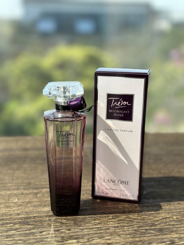 原单品质 兰蔻午夜玫瑰75Ml 香调：木质花香调 前调：玫瑰树莓 中调：茉莉牡丹醋來叶粉红胡椒 后调：魔香雪松香草 明显的花香调，闻起来很欲的感觉，可能加上木质