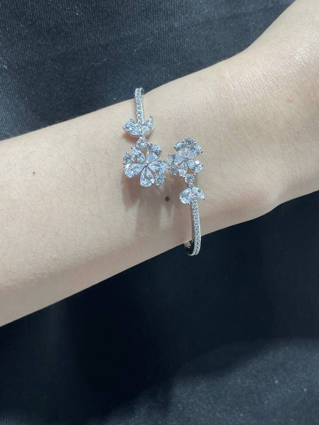 V金材质 格拉夫异形花朵开口手镯 满钻Blingbling 现货都是可遇不可求的，特别惹人爱，衬肤色白嫩，特别百搭，适合任何场合，姐妹聚会，倍有面子。
