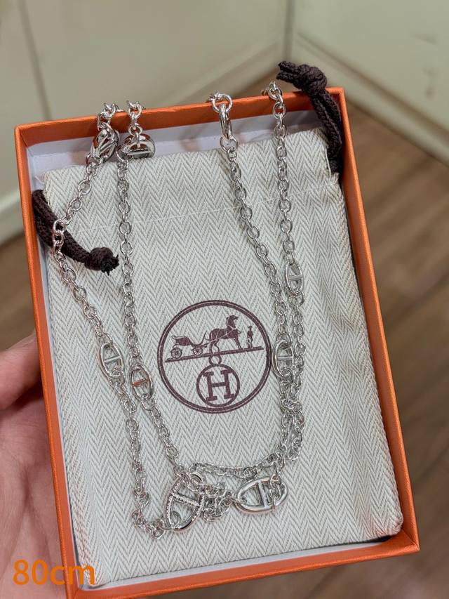 爱马仕Farandole猪鼻子项链 爱马仕Farandole系列项链，因椭圆链节被昵称为 猪鼻子项链 。灵感源自航海锚链，设计简约又有辨识度。80Cm长度，单戴