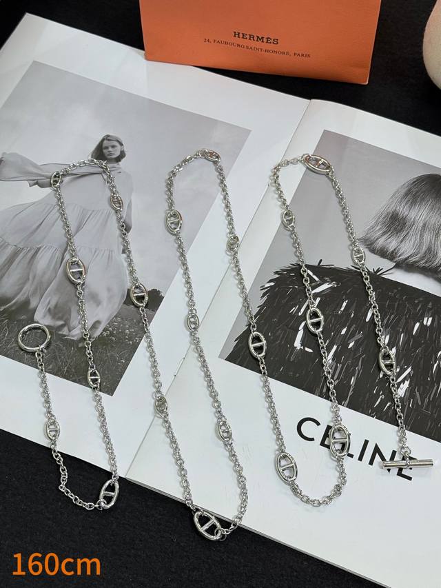 爱马仕Herms猪鼻子项链 爱马仕银色链条项链，长度160Cm，金属铜材质，简约精致。链条点缀椭圆环和品牌标志，辨识度超高日常佩戴或搭配礼服都很出彩，优雅气质满