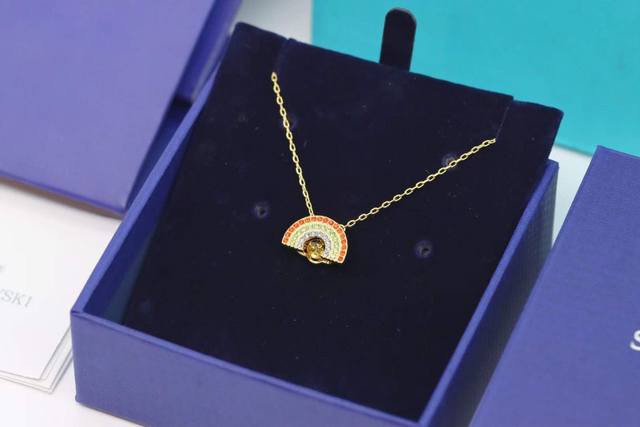 施华洛世奇 Swarovski 金色彩虹 跳动的心锁骨项链 当阳光遇到小雨点，我们可以看到另一种美。其悬浮似的黄色Swarovski仿水晶，也是送给挚爱的上佳选