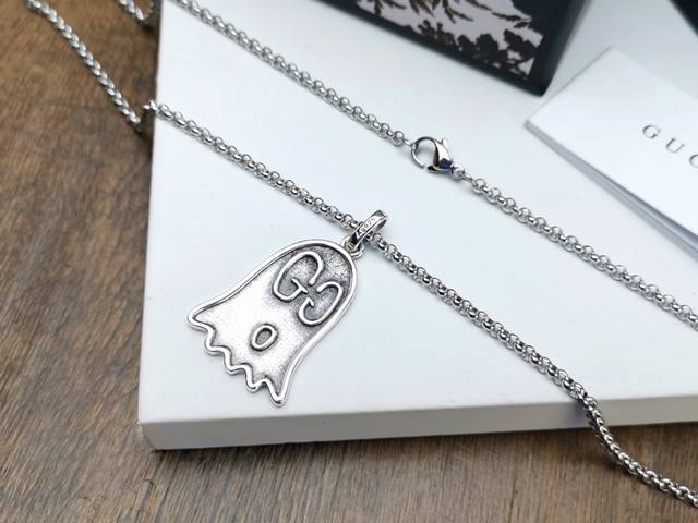 Gucci古驰 Guccighost幽灵图案项链 卡通鬼魂吊坠将独特的艺术图案融入吊坠设计中，最终成品是两种文化水乳交融，过去与现在并重爆款 链长65厘米 潮人