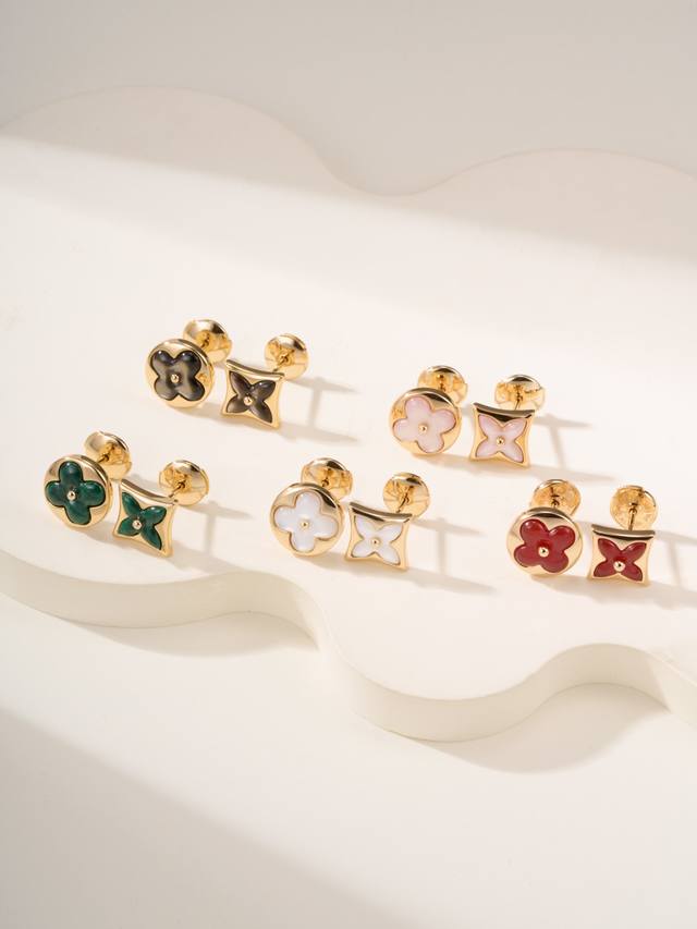 p价白贝 ，其他色 经典Lv老花Ab款贝母耳环，美丽的花朵在白色珍珠母贝上绽放璀璨的玫瑰金光。花朵均为手工打磨，凹凸有致的工艺需要数月之久，补货非常慢金属与贝母