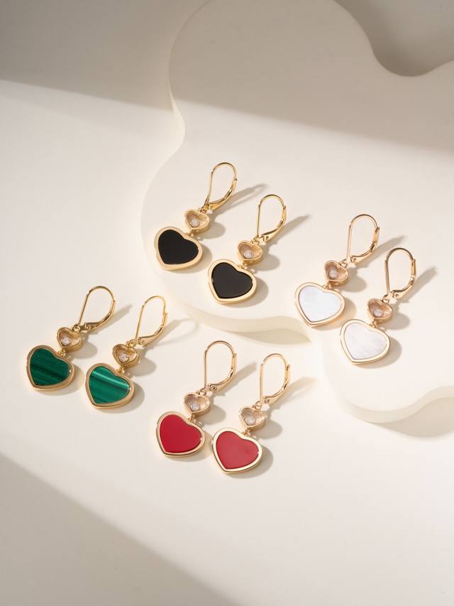 p价，孔雀石 ，其他240 Chopard Happy Hearts桃心耳环 这个桃心的形状有别于甜美周正的心形 透着一股成熟气息 又中和了职场女性常见的硬朗的