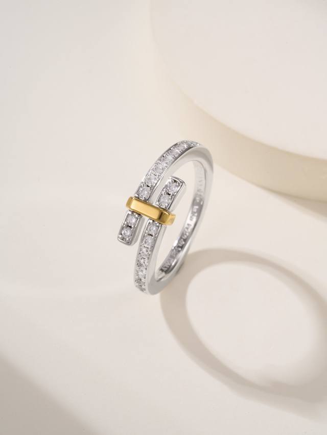 蒂芙尼Tedge 系列镶钻戒指，尺寸5678号。 以当代风格全新演绎钻石珠宝，多排圆形明亮式切割钻石并排造型，T Edge 系列环绕式窄式戒指采用对比鲜明的金属