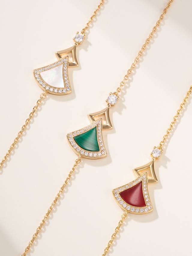 p价，孔雀石 。红白220 新款手链宝格丽Divas' Dream系列玫瑰金手链，精妙演绎意大利风情，以独特的罗马精神向魅力女性致敬。 由女性的优雅气质汲取灵感