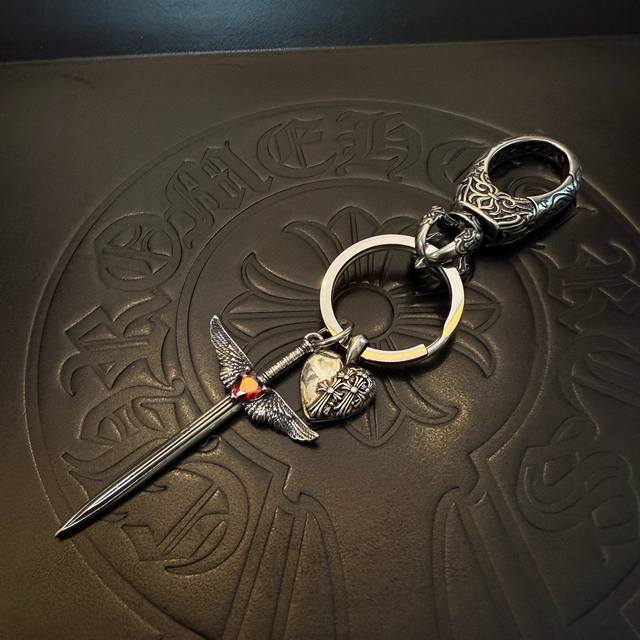 Chrome Hearts 克罗心十字架爱心钥匙扣 大龙虾扣 雕刻工艺 精工品质 纯手工打造 ～正品开模潮流时尚必备 男女均可佩戴 情侣款同款 摇滚朋克泰银风格