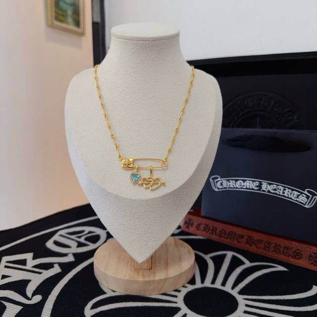 新款 专柜品质 Chrome Hearts克罗心麻获别针蓝钻钥匙项链，凹凸造型不同的花纹设计风格呈现出与众不同 十字架童军花是克罗心的标志 所以更经久不衰 正品