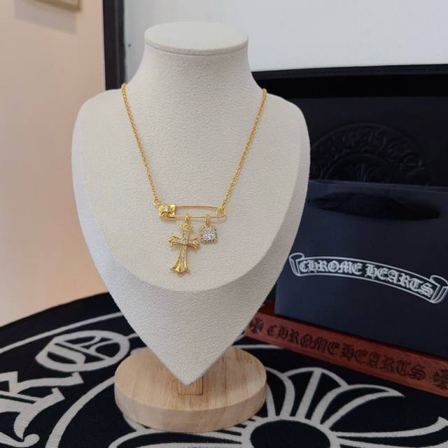新款 专柜品质 Chrome Hearts克罗心经典别针项链 凹凸造型不同的花纹设计风格 呈现出与众不同 十字架 童军花是克罗心的志 所以更经久不衰 正品打版C