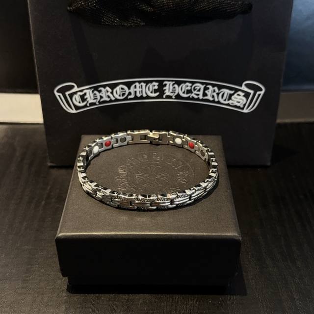 新款 专柜品质 Chrome Hearts克罗心手链 凹凸造型不同的花纹设计风格 呈现出与众不同 十字架 童军花是克罗心的志 所以更经久不衰 正品打版Chrom