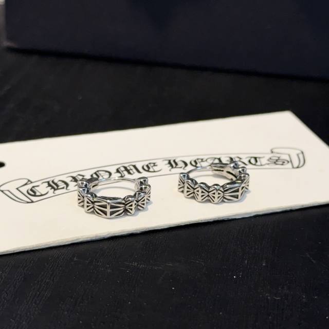新款 专柜品质 Chrome Hearts 克罗心耳环，进口电镀工艺 精工 ～正品开模潮流时尚必备 男女均可佩戴 情侣款同款 摇滚朋克泰银风格 复古元素 潮流百