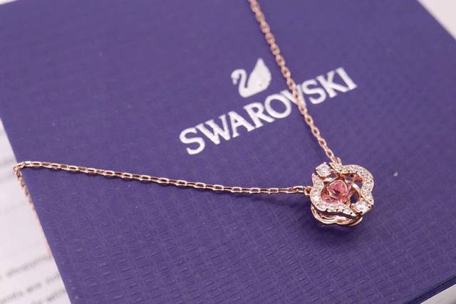 施华洛世奇 Swarovski 四叶草红跳动 锁骨项链 这款施华洛世奇项链带有精致考究的花朵装饰，四叶草造型、悬浮似的粉红色Swarovski仿水晶，与镀玫瑰金