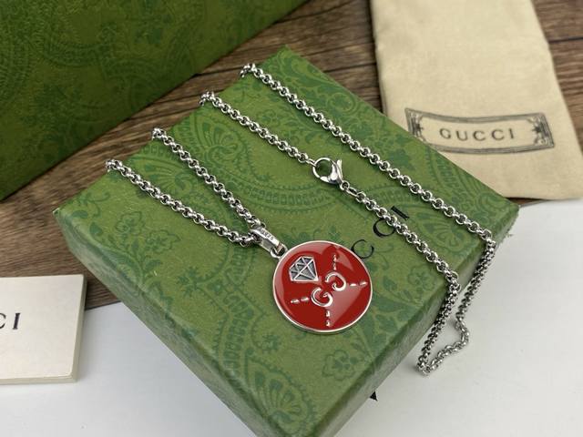 古驰古奇Gucci 红色珐琅双G 圆形吊坠项链 复古百搭爆款明星同款 个性独特艺术图案融入吊坠设计中情侣必备