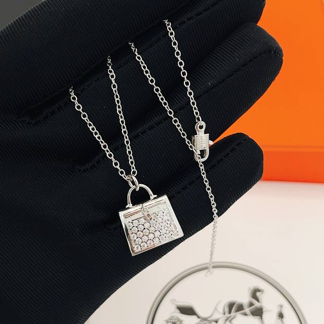 爱马仕He Mes最新款银色满钻包包项链 一致Zp黄铜材质，非常的上镜设计很特别值得入手高级手工坊系列