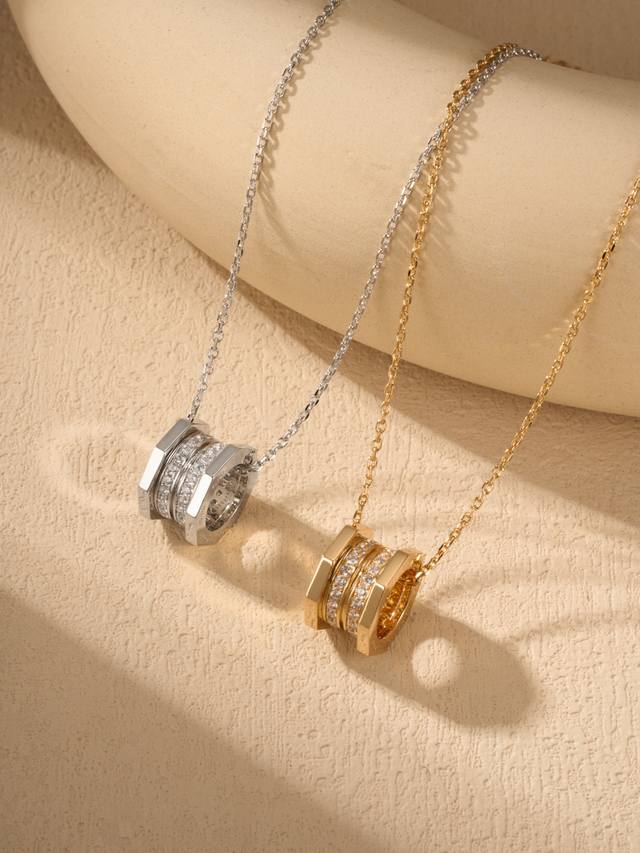 来自卡地亚家的螺丝纹项链，俗称高端五金系列 采用Cnc精雕工艺制作，手工镶钻，每一个角度与线条流畅完美。这款属于卡家的老款经典了，类似于B 家陶瓷系列一样，更具