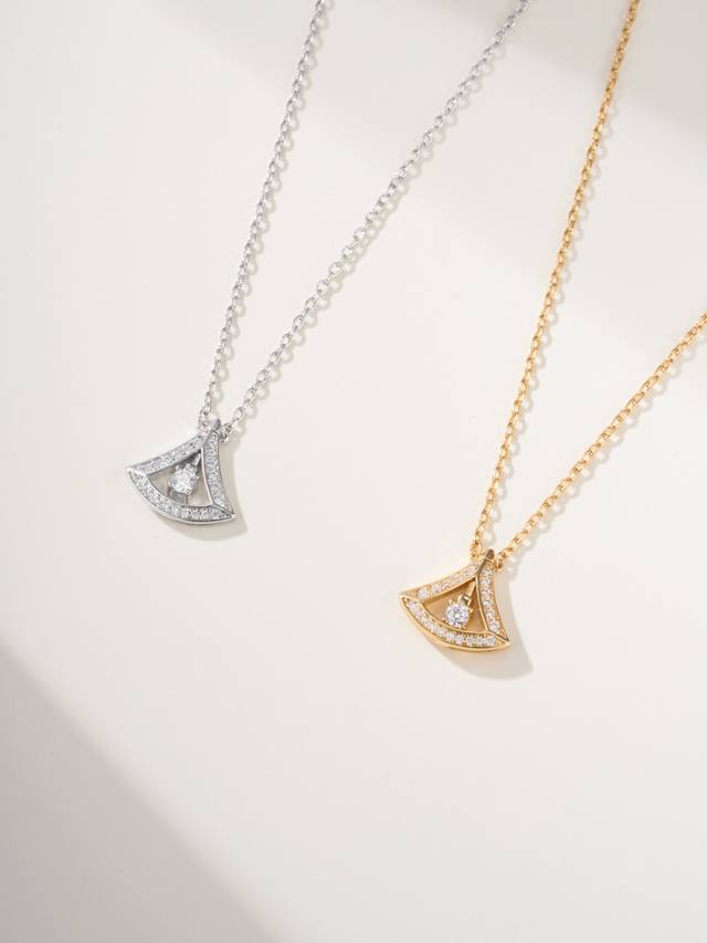 宝格丽Diva's Dream 小号镂空满钻项链 如果感觉Bv弹簧项链烂大街，可以选择Diva's Dream系列。 这个系列的新款，比较小众又很显气质，中间的