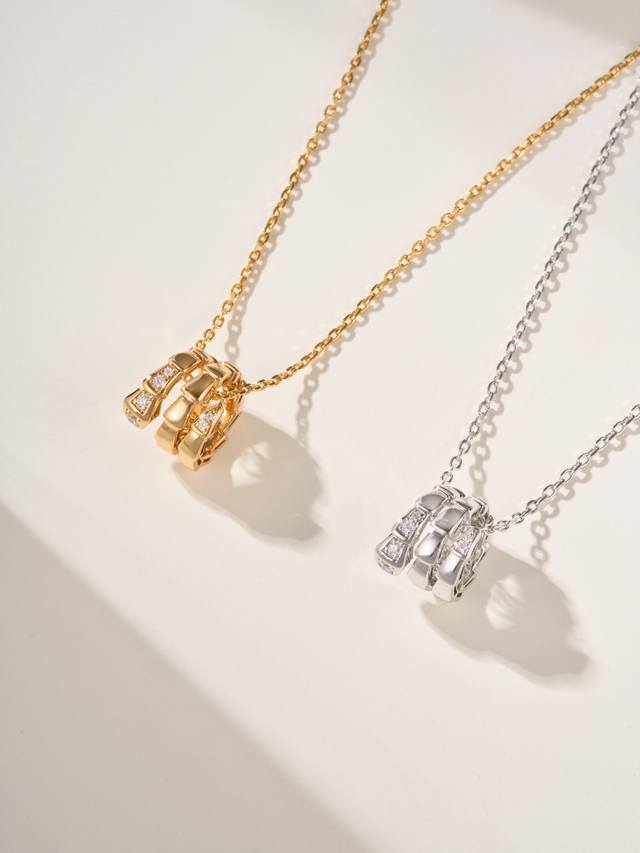 宝格丽灵蛇蛇骨项链， 头尾钻款 Serpenti Viper系列融合创新与前沿设计，以超现代方式演绎宝格丽经典魅力之作。以几何图案和利落造型勾勒神秘灵蛇之姿，永