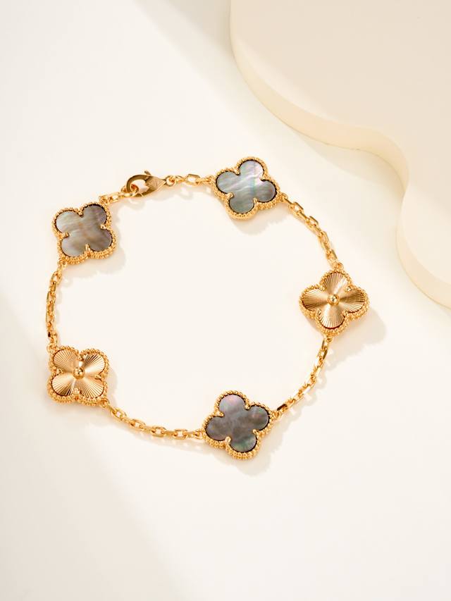 梵克雅宝Vca灰贝母车花片五花手链，可谓是时尚界经久不衰的经典，它承载着品牌的浪漫与奢华，每一款都在诉说着独属于自己的故事。 V金材质工艺，Zp一比一版型，不仅