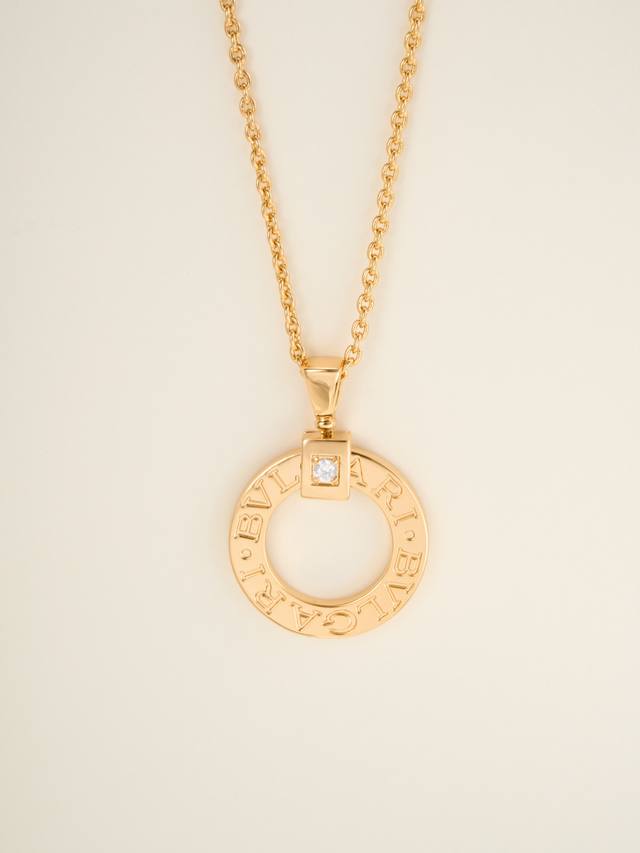 宝格丽Bv标志镌刻项链 大号 Logo字母于圆形吊坠之上，宛如古罗马钱币上的弧形铭文，呈现文化与现代气息的隽永交融，尽显当代雅致风尚，与众不同的设计元素，而一枚