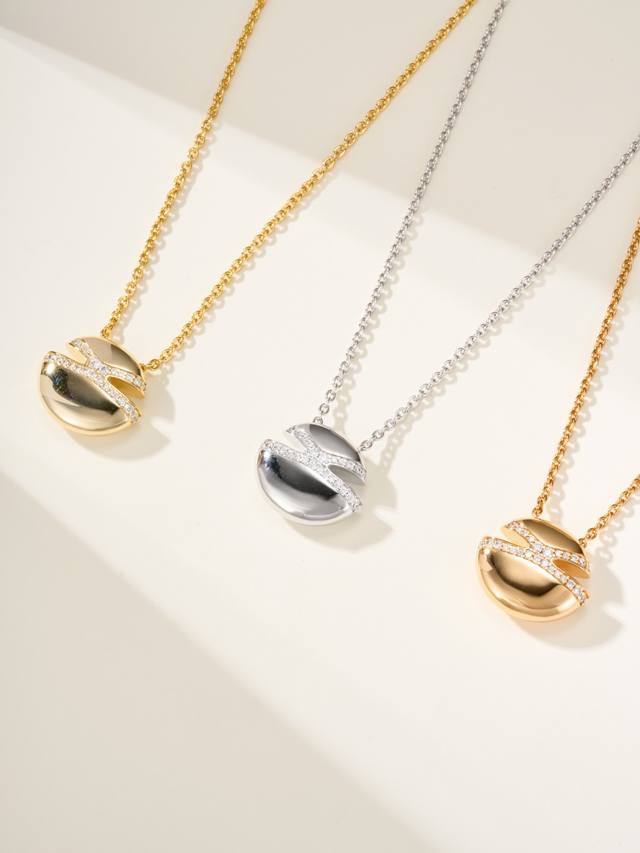 宝格丽Bv.Cabochon系列项链是象征爱与幸运的护身符，两颗对称的凸形蛋面宝石尽显体积与造型的和谐配搭，以简约设计见证忠贞不渝的幸福爱意。这件珠宝作品从光滑