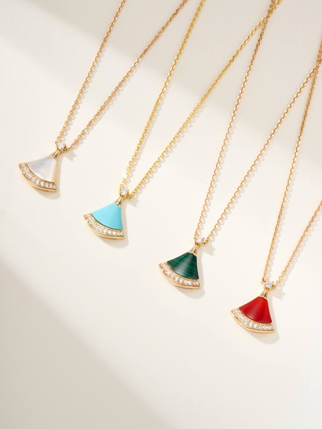 p价孔雀石 ，红玉髓190，其他180 不多介绍了，宝格丽经典小扇子镶钻红玉髓项链 Divas'dream项链从女性的优雅气质和永恒之城的迷人气息中吸取灵感，以