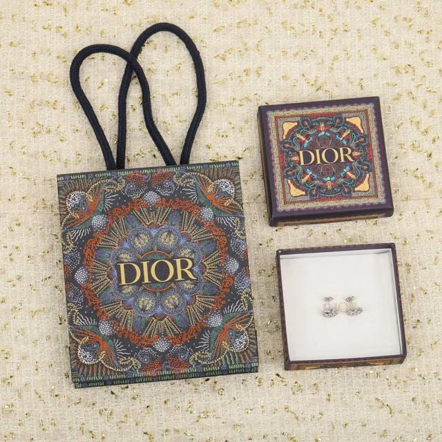 我们出品 迪奥罗盘玫瑰耳钉 Zp单只11440， 认准唯一一家真正购入珠宝类Zp开发的，可订做18K真金真钻版，只做对版真金货，价询客Fu 纯银精工版 现货，量