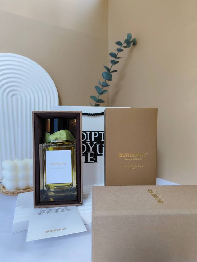 原单品质 巴宝莉高定-山楂花100Ml Burberry高定系列山楂花Hawthorn Bloom 12%出门就会被追着问的香水 前调:紫罗兰 中调:茉莉 铃兰