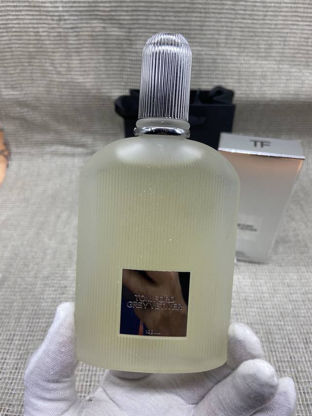 原单品质 Tf汤姆 福特 灰色香根草100Ml，独家实拍 香调：辛辣木质调 前调：葡萄柚橙花鼠尾草 中调：肉豆蔻鸢尾根甜椒 后调：香根草木质香琥珀橡木苔 属性：