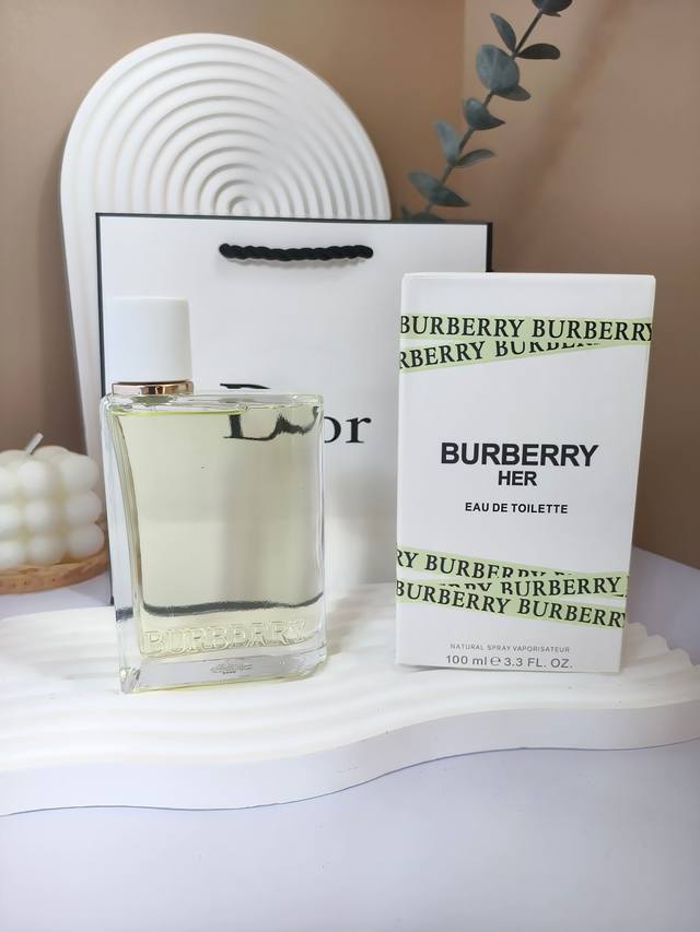 原单品质 巴宝莉博柏利Burberry新香Her花与她软糖果漾淡香水Edt 100Ml 年新香~ 前调:梨子 黑加仑 草莓粉红胡椒 中调:玫瑰牡丹铃兰忍冬 后调