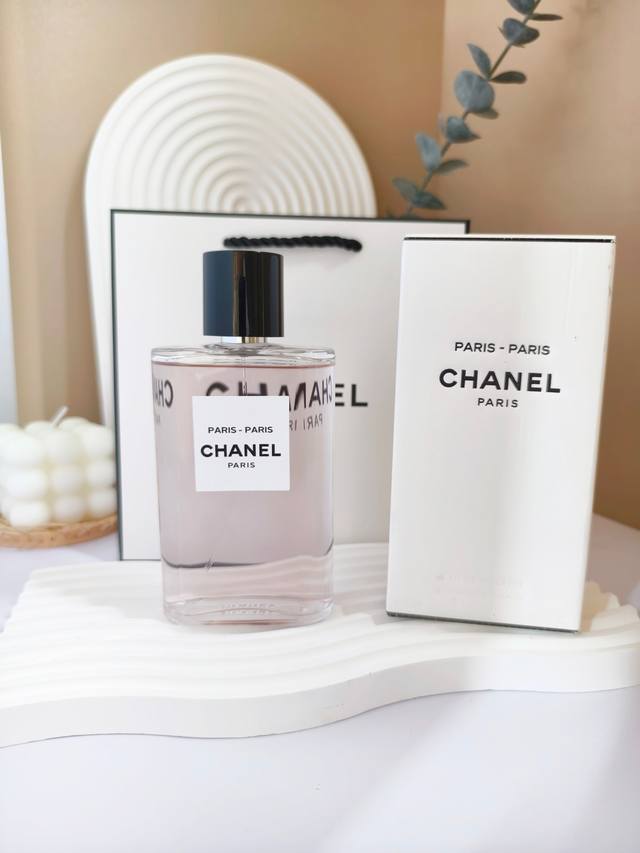 原单品质 Chanel香奈儿巴黎之水-巴黎125Ml 清新闪亮的木质花香调，交织玫瑰、柑橘、广藿香与少许辛辣的粉红胡椒，清新轻灵的气息， 向这座传奇之城的优雅随