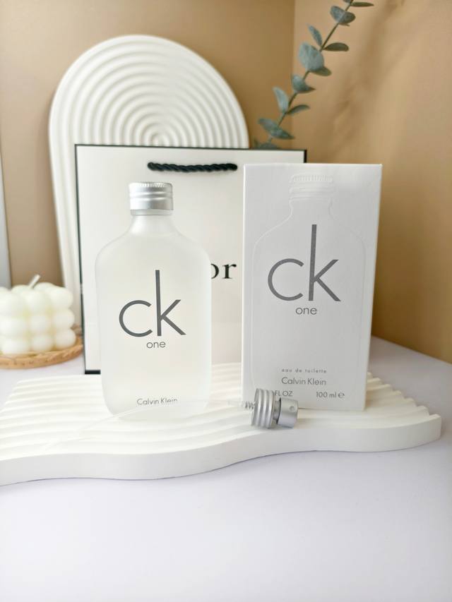 原单品质 Calvin Klein卡尔文克雷恩白Ck One 男士 女士中性香水100Ml 香调：柑苔果香调 前调：佛手柑、荳蔻、新鲜菠萝、木瓜、柠檬 中调：茉