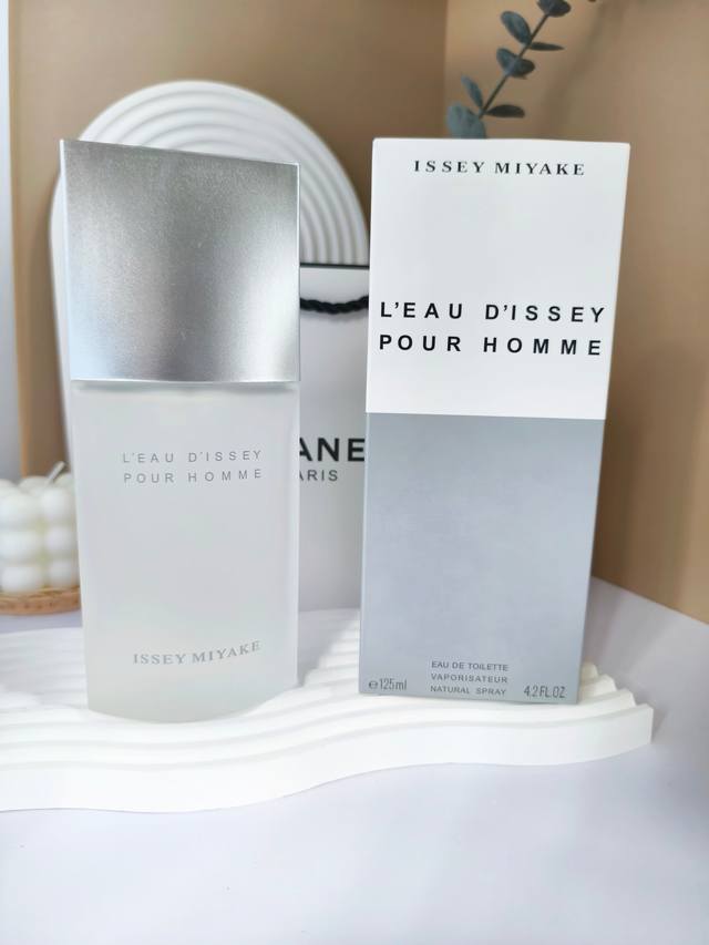 原单品质 Issey Miyake三宅一生一生之水男士香水125Ml 香调 清新木香调 前味 香木缘，莞荽，柏树，南欧丹蔘，柑桔，马鞭草 中味 蓝水百合，番红花