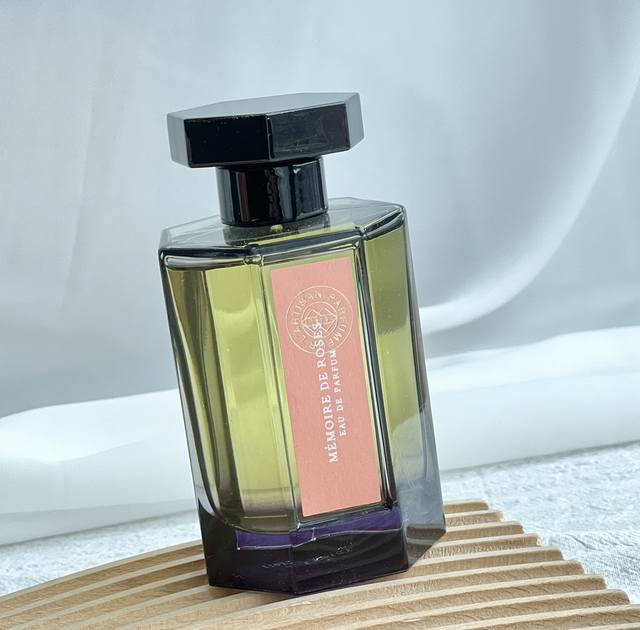 原单品质 一朵有感情的玫瑰要温柔，要愉快的回忆 香迷们都要了解的阿蒂仙与自然植物之间有深切的渊源，创始人让 拉珀特是一位热爱大自然的化学家，他们不少出色的作品都