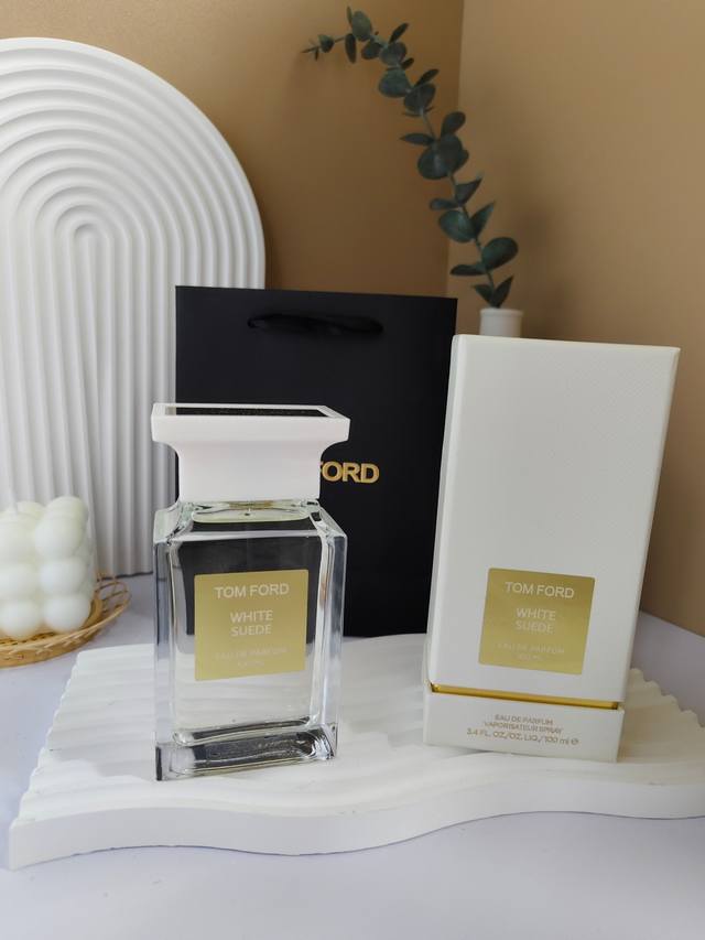 原单品质 100Ml 汤姆福特Tf限量版白瓶白麝香香水 前调：玫瑰、藏红花、百里香 中调：茶、乳香、铃兰 后调：檀木、绒面革、琥珀、麝香 木质花香 低调像是体香